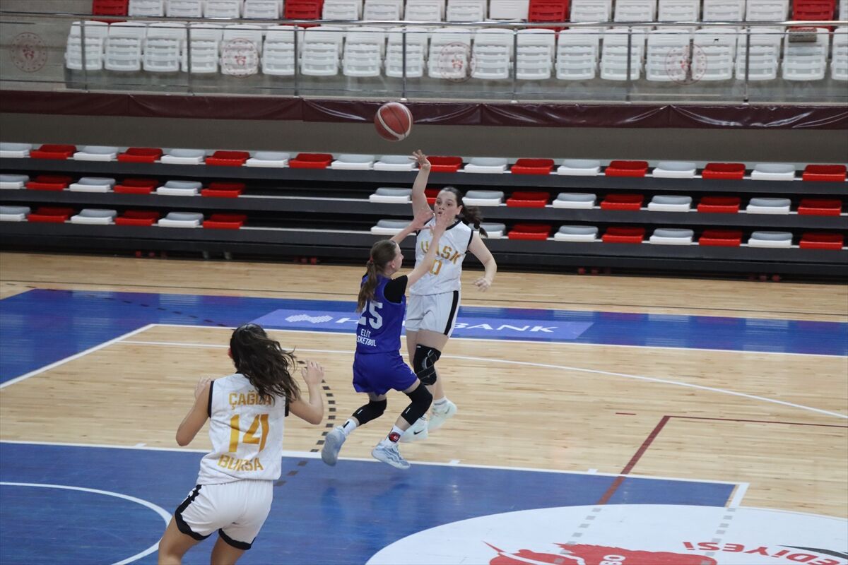 Basketbolda 14 Yaş Altı Kızlar Anadolu Şampiyonası, Kırklareli'nde başladı