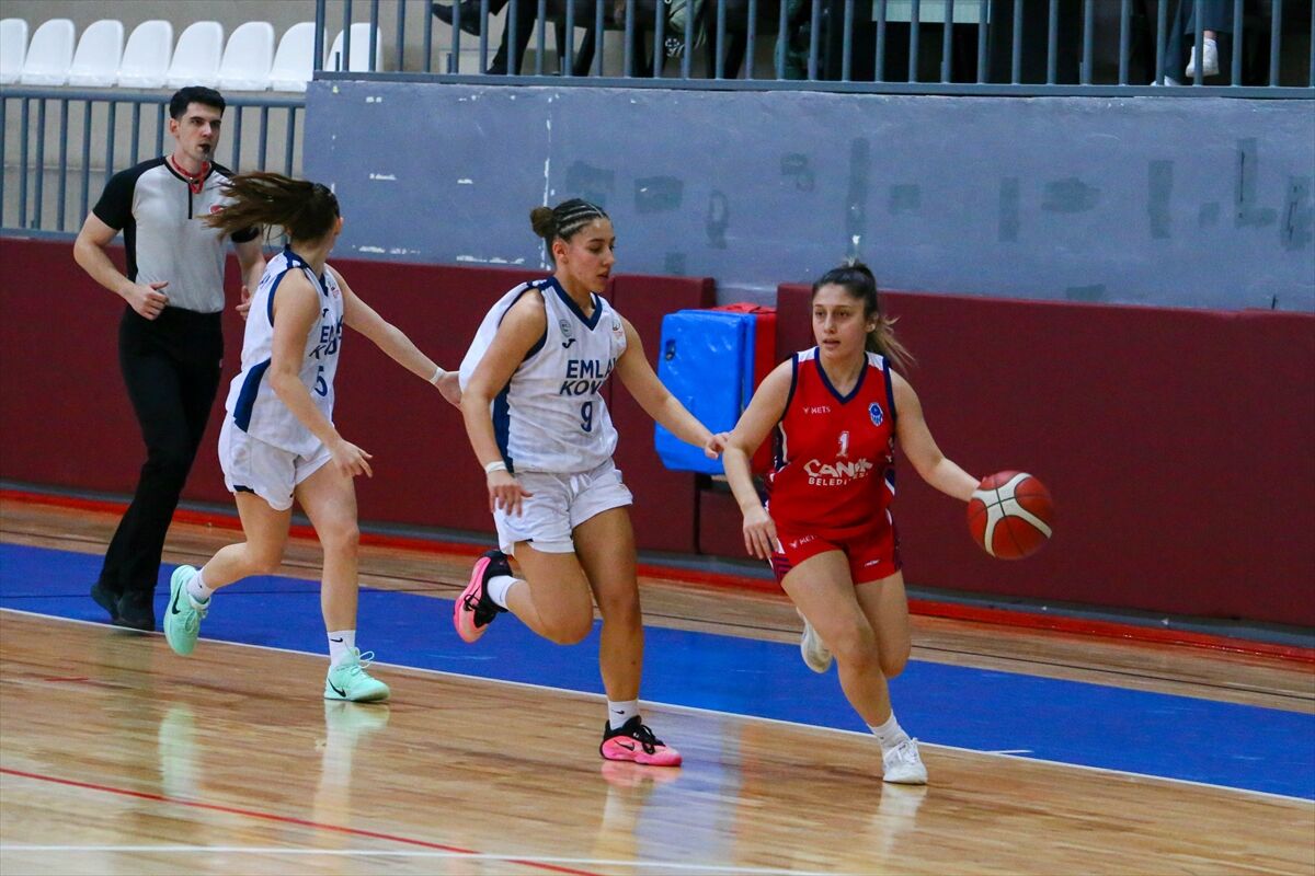 Basketbolda 18 Yaş Altı Kızlar Anadolu Şampiyonası Beyaz Grup karşılaşmaları, Uşak'ta yapıldı