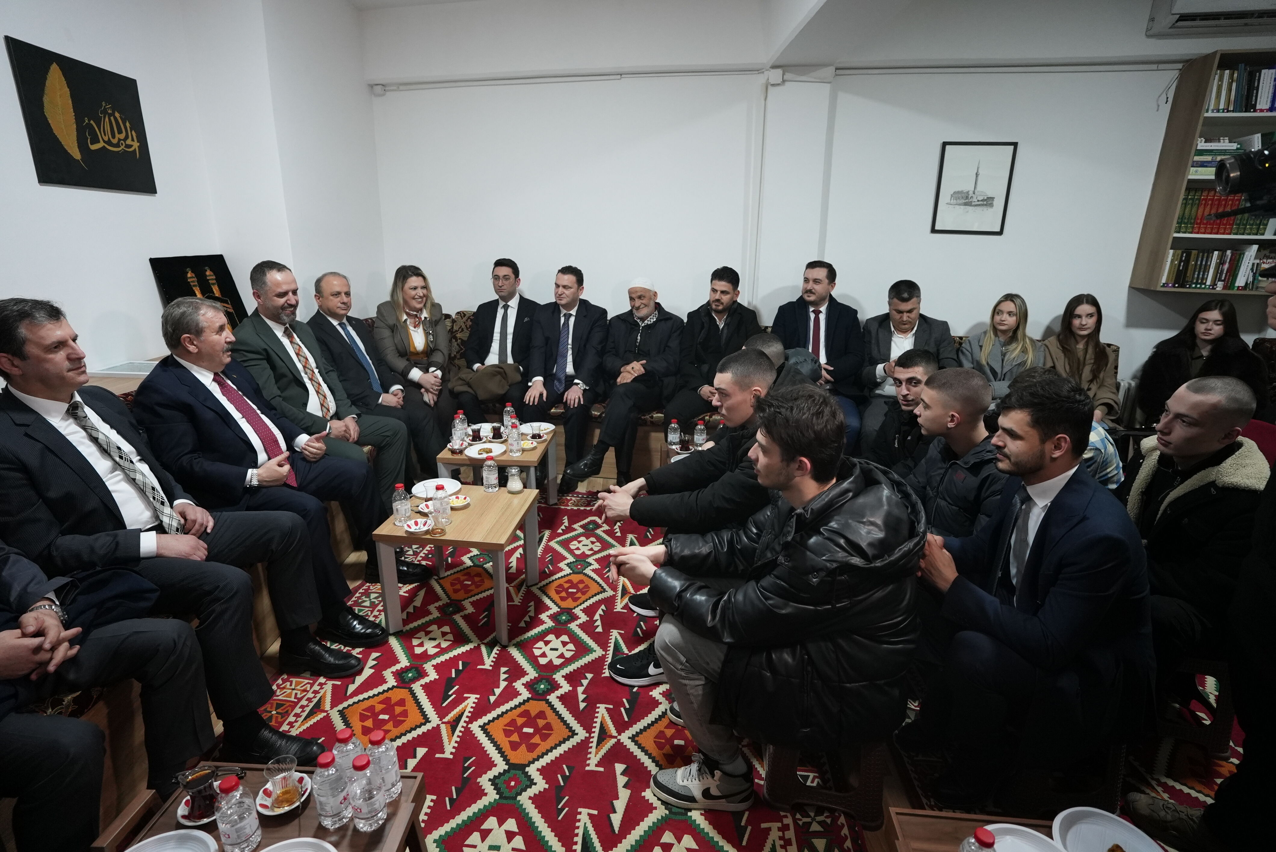 BBP Genel Başkanı Destici Üsküp'te gençlerle buluştu