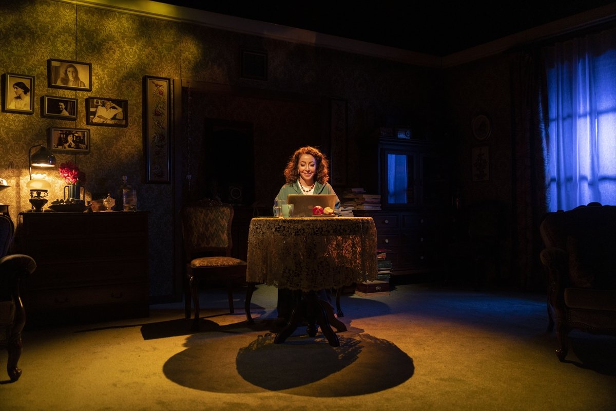 'Bir Aile Provası: Yaşayın Gitsin' oyunu, turneye çıkıyor