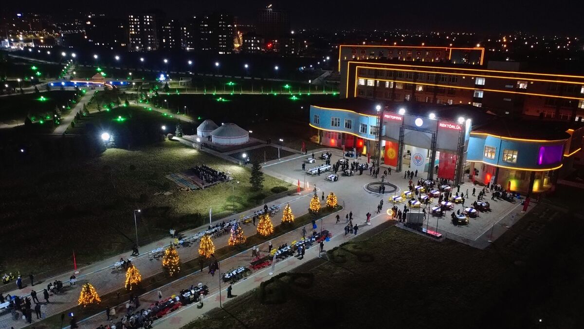 Bişkek'teki Kırgızistan-Türkiye Manas Üniversitesinde geniş katılımlı sokak iftarı düzenlendi
