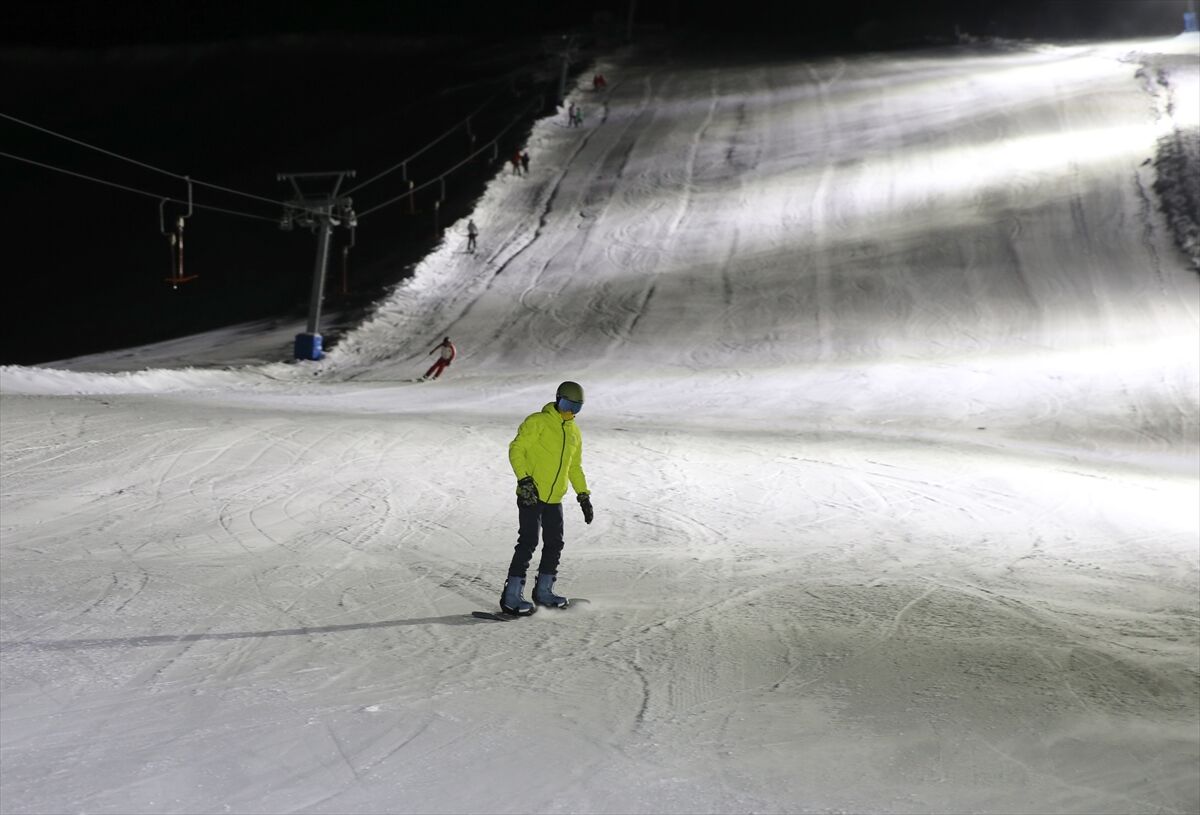 Bitlis'te ışıklandırılan tesiste gece kayağı keyfi