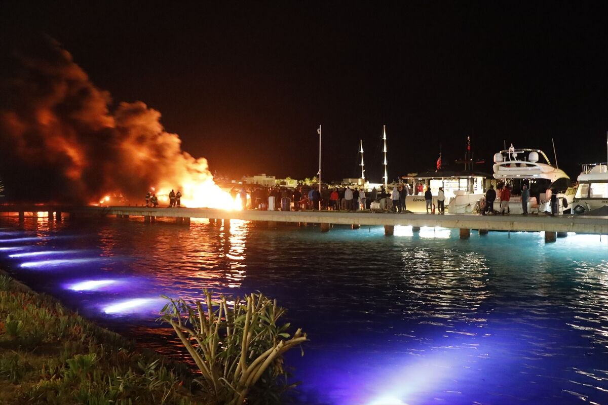 Bodrum'da marinada demirli 5 motoryatta çıkan yangına müdahale ediliyor