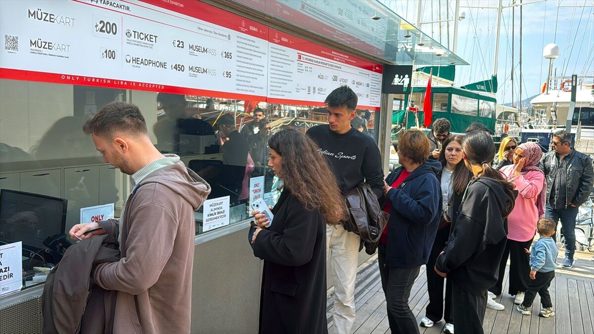 Bodrum'da tatilciler bayramın ilk gününde tarihi mekanlara yoğun ilgi gösterdi