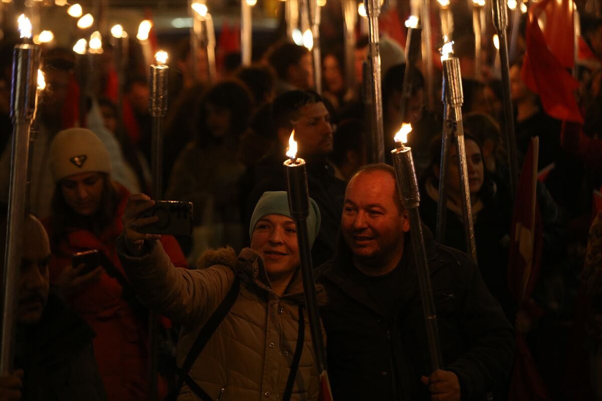 Çanakkale Deniz Zaferi'nin 111. yıl dönümünde fener alayı düzenlendi