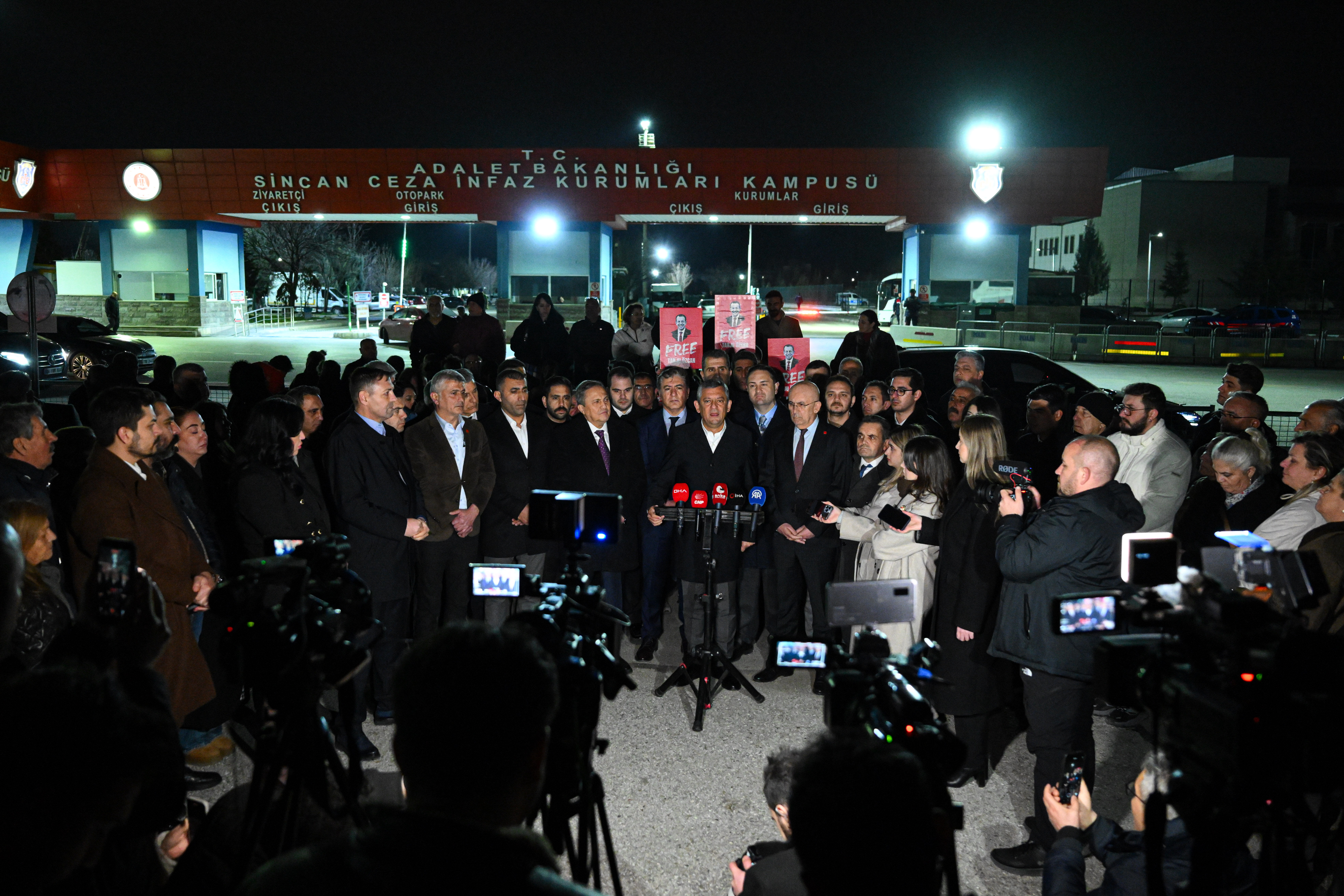 CHP Genel Başkanı Özel, Sincan Cezaevi'nde Tanju Özcan'ı ziyaretinin ardından konuştu: