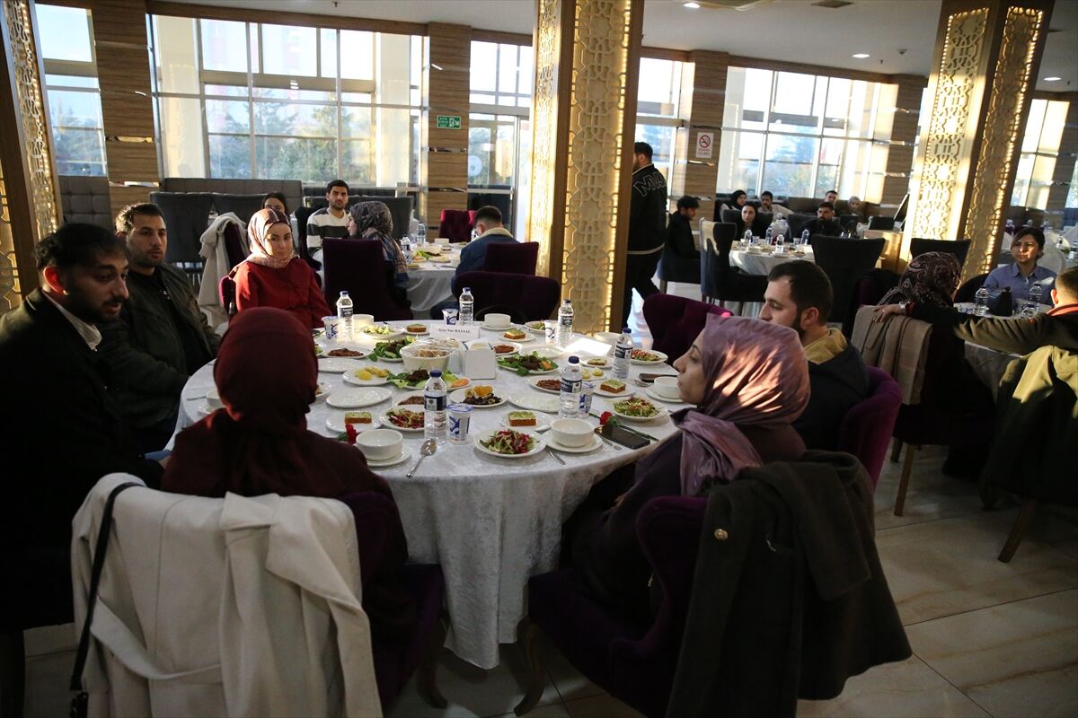 Diyarbakır'da Aile ve Gençlik Fonu'ndan yararlanan çiftler iftarda buluştu