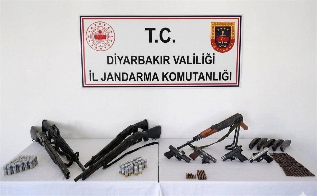 Diyarbakır'da düzenlenen operasyonlarda silah ve mühimmat ele geçirildi