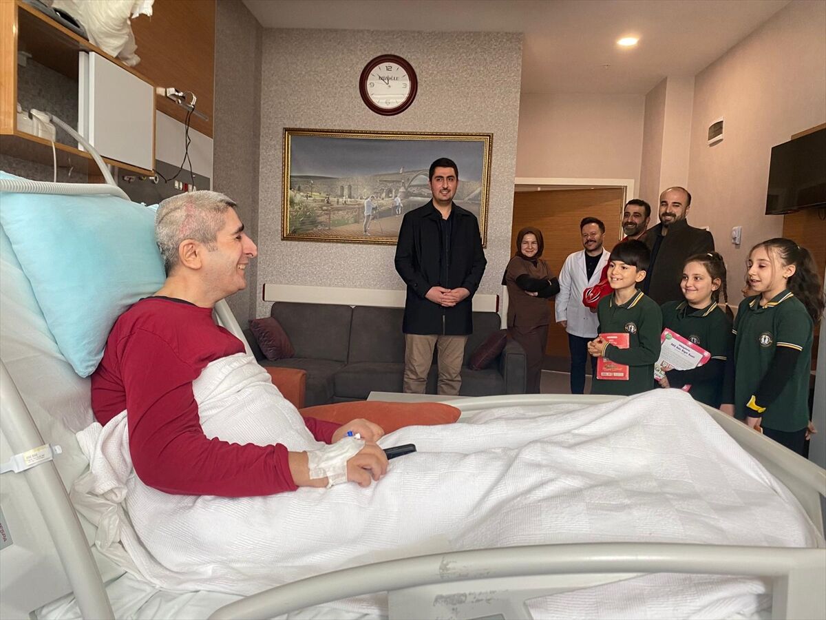 Diyarbakır'da minik öğrencilerin okuduğu hikayeler hastalara moral oluyor