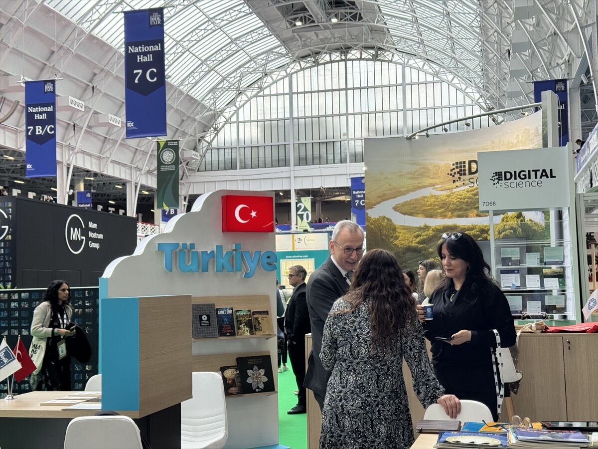 Dünyanın prestijli yayıncılık etkinliklerinden 'Londra Kitap Fuarı 2026' kapılarını ziyaretçilere açtı