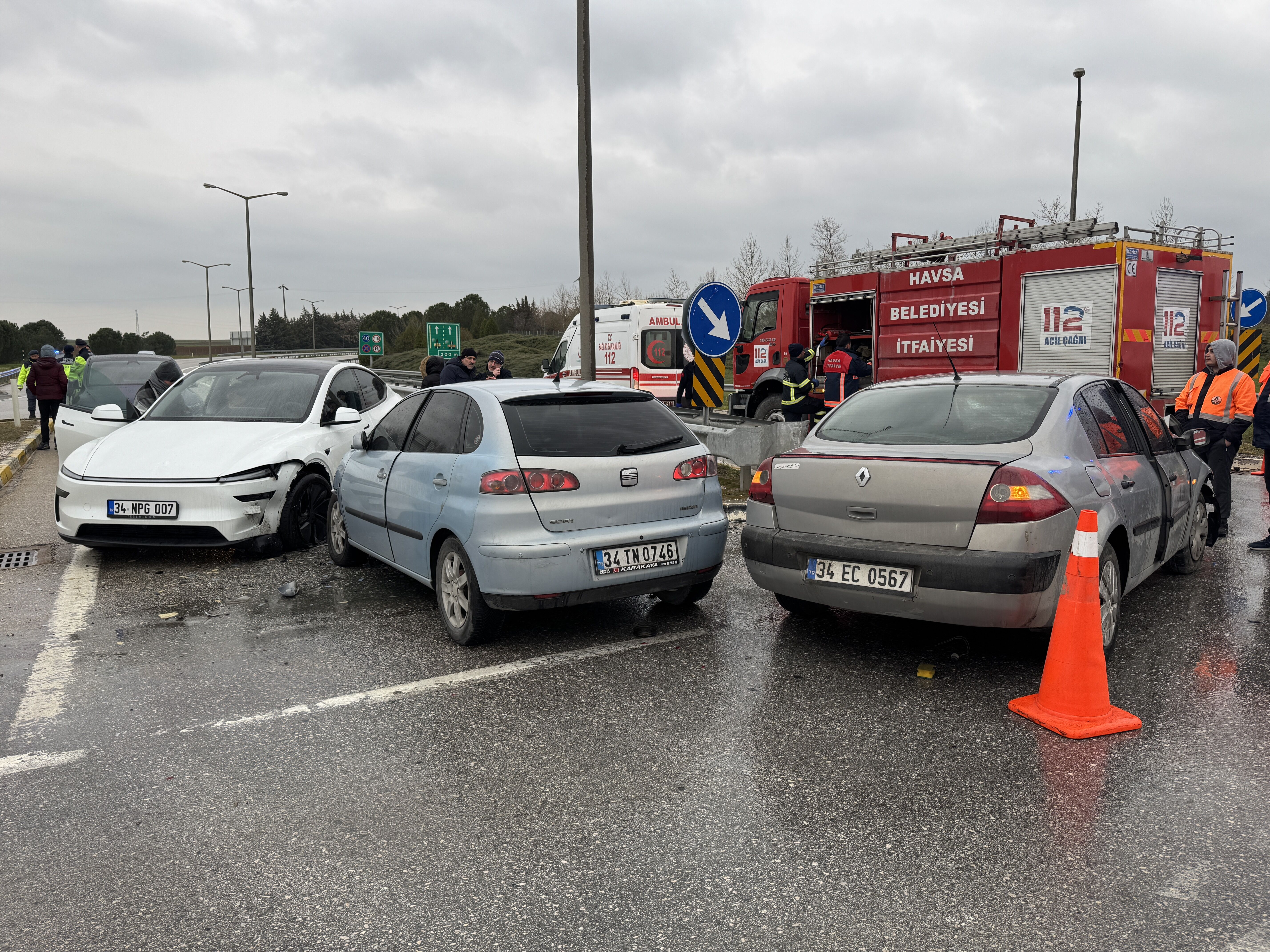 Edirne'de 3 aracın karıştığı kazada 2 kişi yaralandı