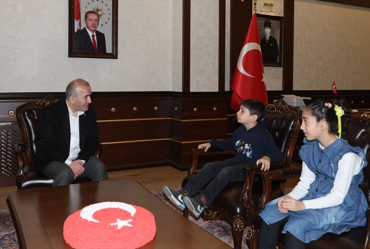 Elazığ Valisi Hatipoğlu, Türk bayrağını yerden kaldıran çocukları makamında ağırladı