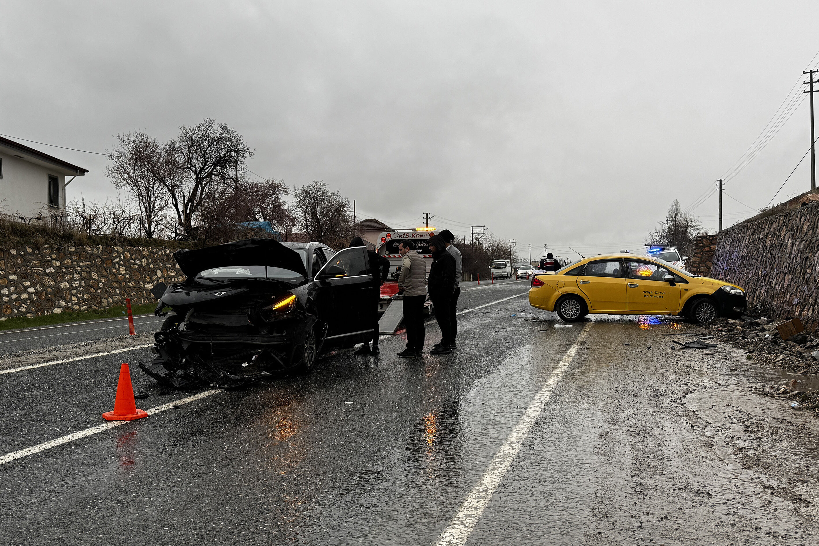 Elazığ'da taksi ile SUV tipi aracın çarpıştığı kazada 2 kişi yaralandı