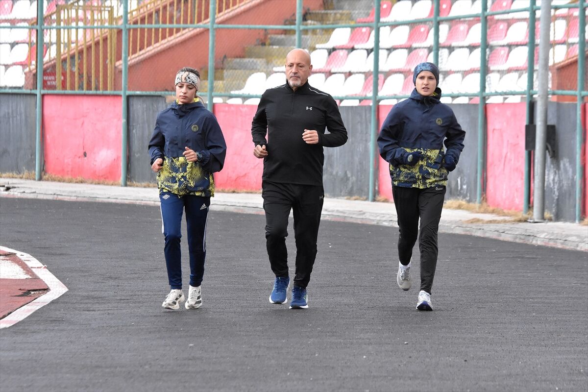 Emekli olduktan sonra başladığı atletizmde başarıdan başarıya koşuyor