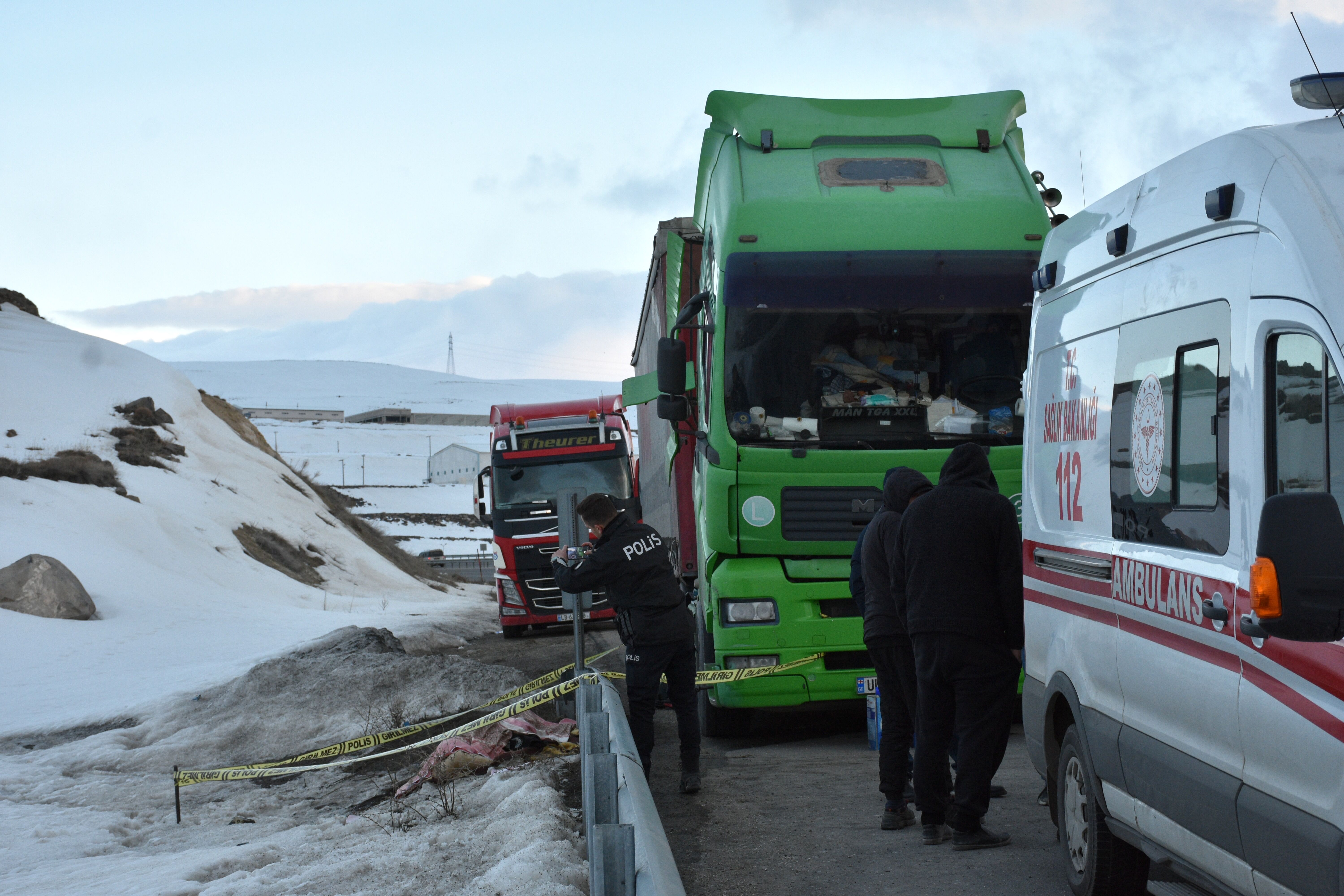 Erzurum'da arızalanan tırın yanında sürücüsü ölü bulundu
