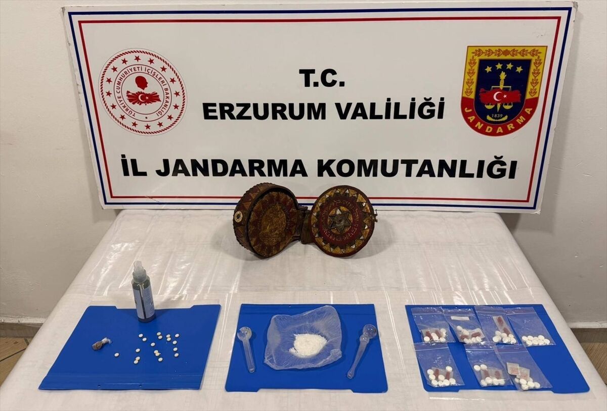 Erzurum'da jandarma ekiplerince altın işlemeli Tevrat ile uyuşturucu madde ele geçirildi
