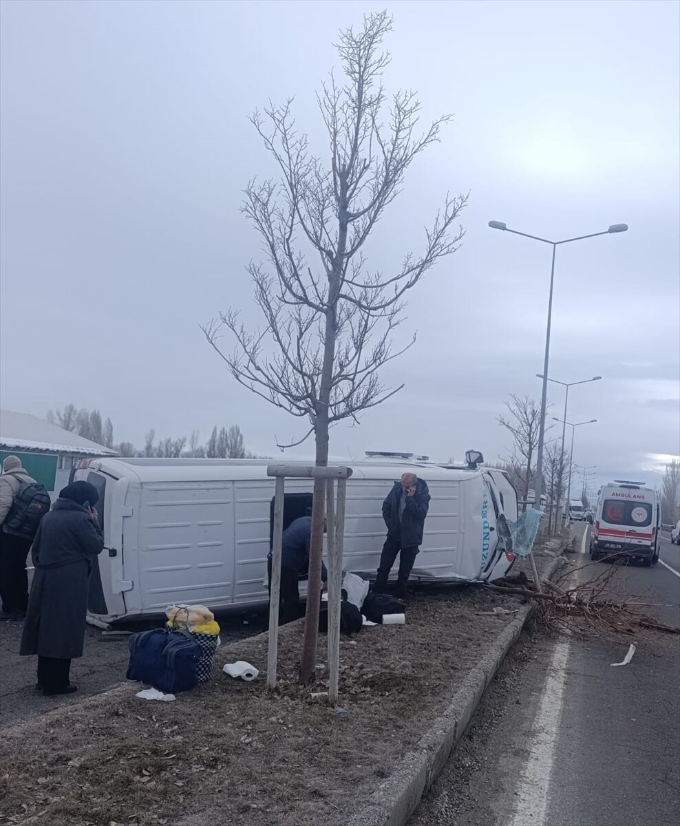 Erzurum'da kamyon ile minibüs çarpıştı, 7 kişi yaralandı