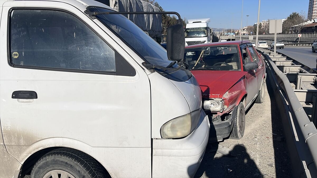 Eskişehir'de minibüsle çarpışan otomobilin hamile sürücüsü yaralandı
