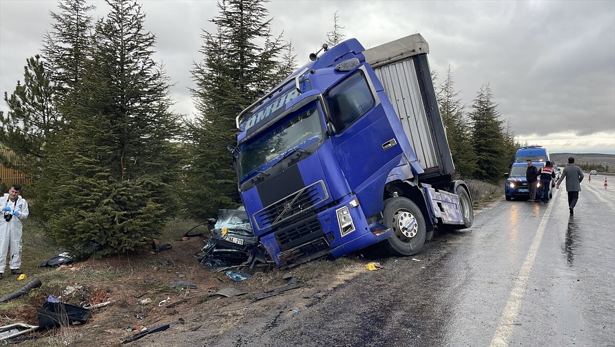 Eskişehir'de tırın çarptığı otomobildeki 1 kişi öldü, 2 kişi yaralandı