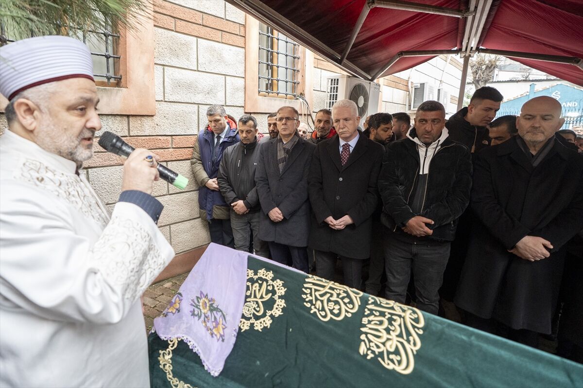 Fatih'te 2 binanın çökmesi sonucu hayatını kaybeden kadının cenazesi toprağa verildi
