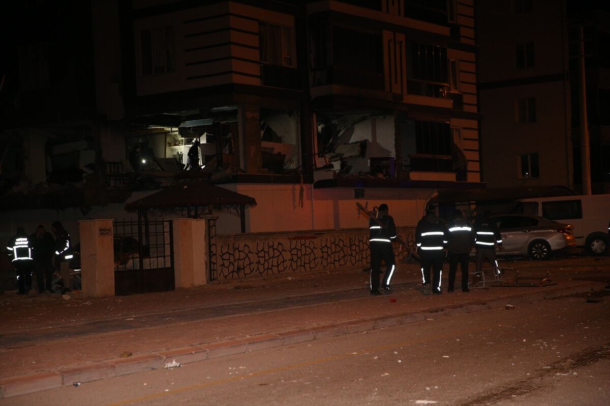 GÜNCELLEME 2 - Niğde'de bir apartmandaki doğal gaz patlamasında 16 kişi yaralandı