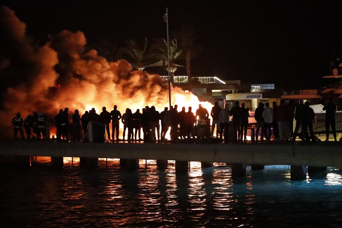 GÜNCELLEME - Bodrum'da marinada demirli 8 motoryatı etkileyen yangın kontrol altına alındı