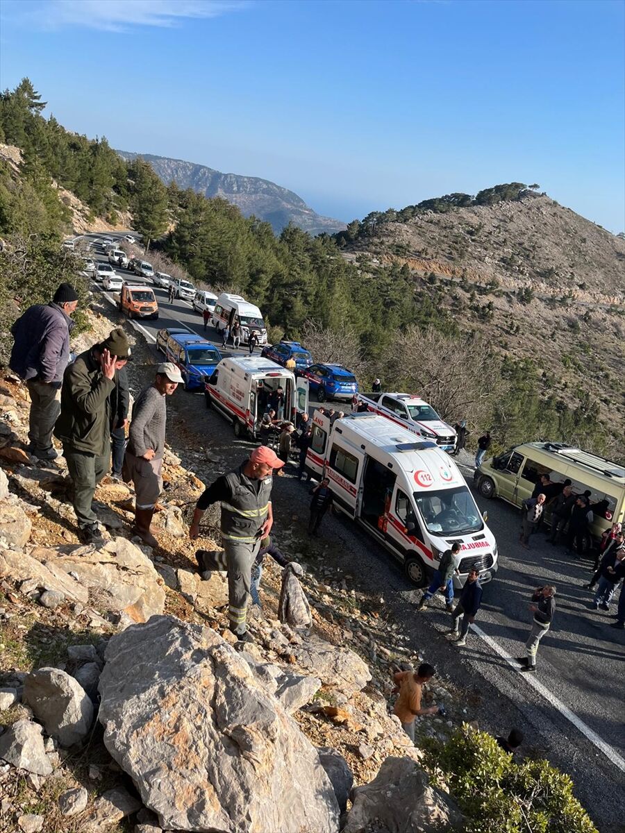 GÜNCELLEME - Mersin'de tarım işçilerini taşıyan minibüsün şarampole devrilmesi sonucu 3 kişi öldü, 11 kişi yaralandı