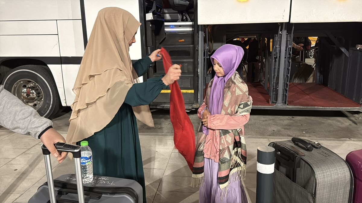 Hatay'daki depremde 72 saat sonra annesinin kucağında enkazdan çıkarılan Hazal ailesiyle umreye gitti