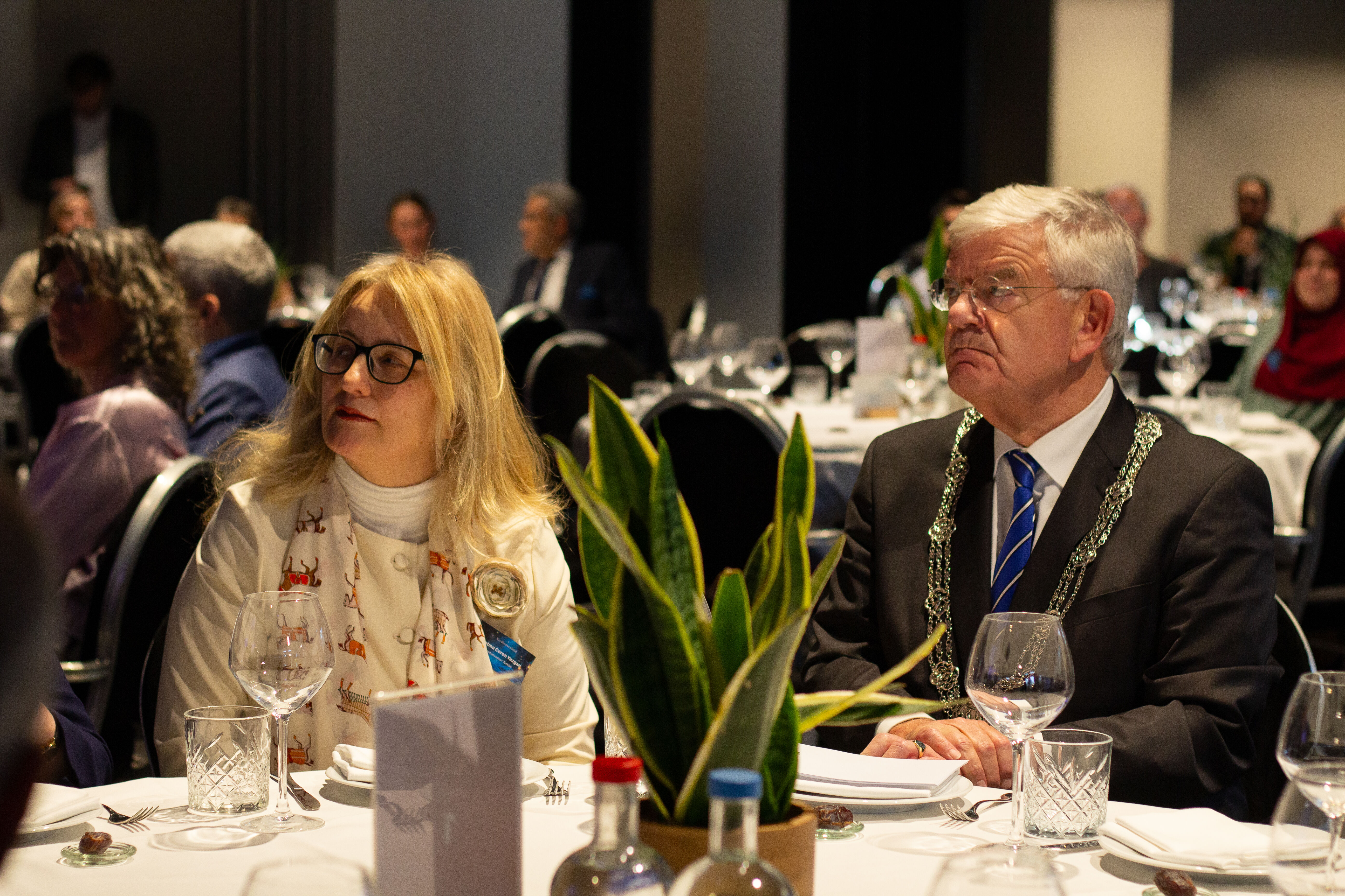 Hollanda'da 'Barış Yemeği' adlı iftar programında farklı inanç temsilcileri kutuplaşmaya karşı bir araya geldi