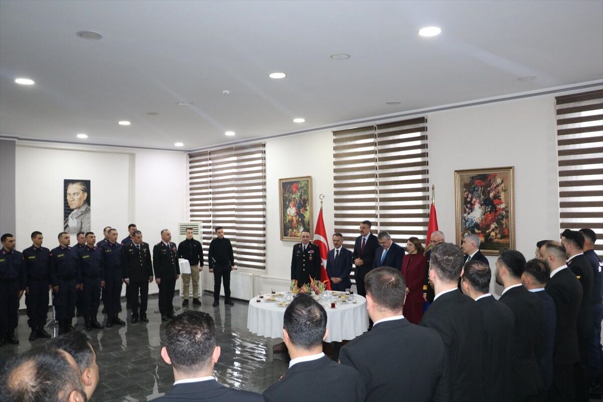 İçişleri Bakan Yardımcısı Çelik, Kocaeli'de emniyet ve jandarma personeliyle bayramlaştı