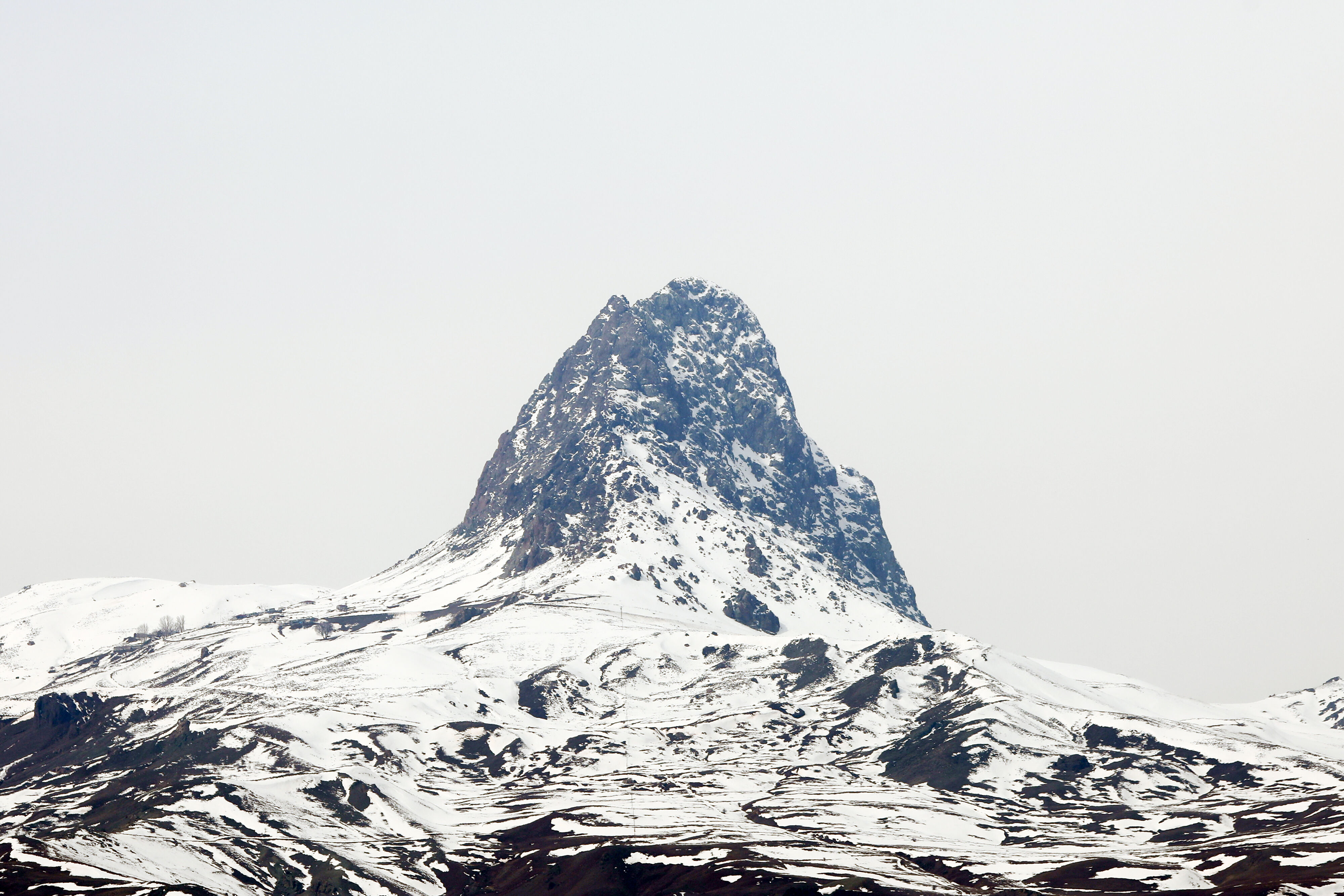 Iğdır'daki Tekelti Dağı beyaz örtüyle kaplandı
