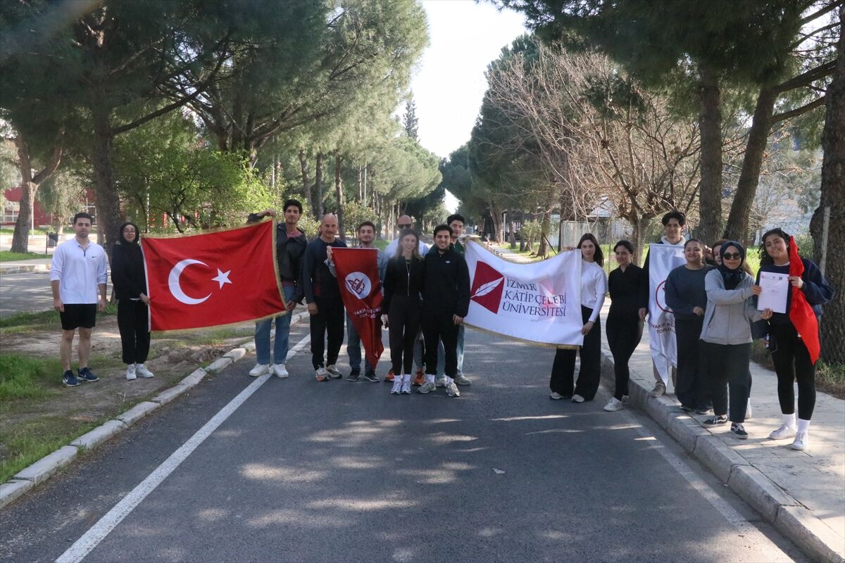 İKÇÜ'lü öğrenciler, su krizine dikkati çekmek için farkındalık koşusu düzenledi