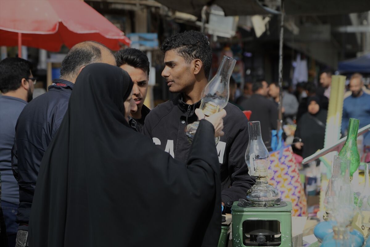 Irak'ta artan elektrik kesintileri nedeniyle halk 'lale' lambalarına yöneldi