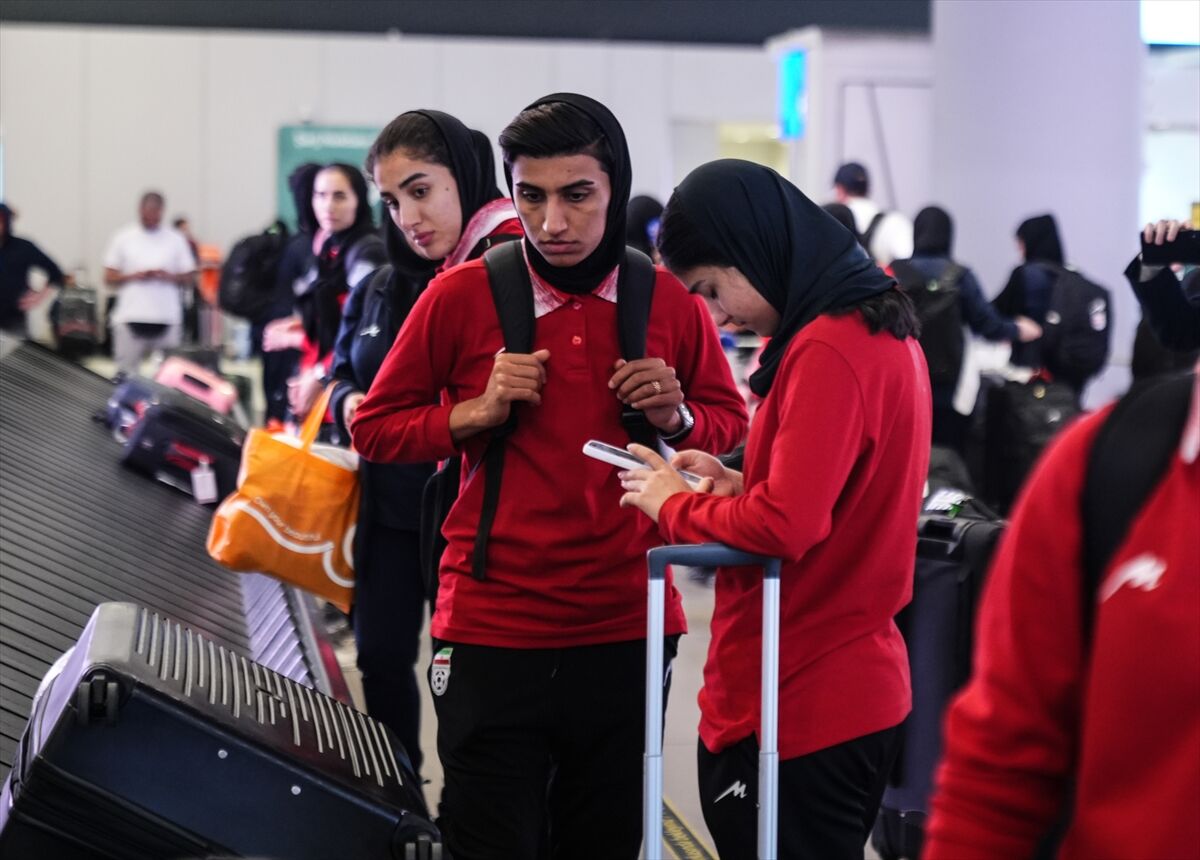 İran Milli Kadın Futbol Takımı kafilesi ülkelerine dönmek için Türkiye'ye geldi