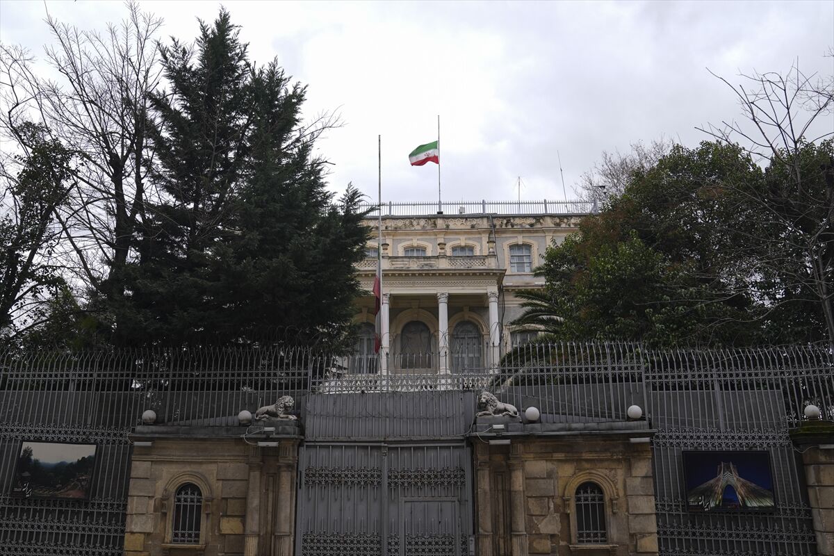 İran'ın İstanbul Başkonsolosluğunda bayraklar yarıya indirildi