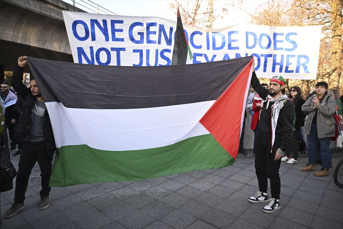 İsrail Başbakanı Netanyahu'nun uçağının Berlin'de koruma altına alınması protesto edildi