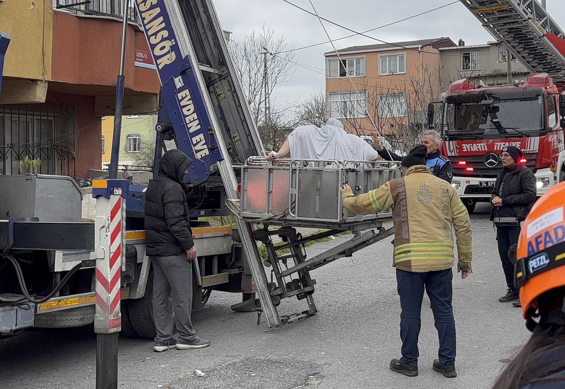 İstanbul'da 240 kiloluk obezite hastası, evinin 7. katından vinçle indirilerek hastaneye götürüldü