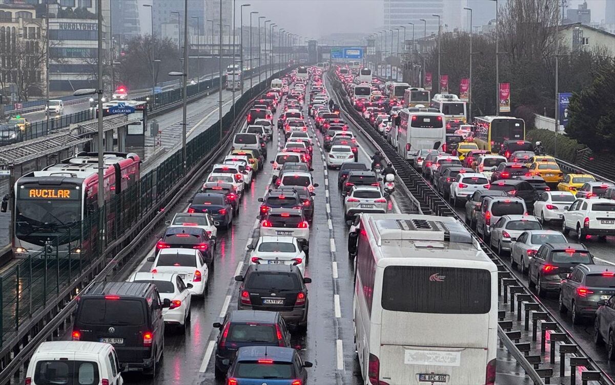 İstanbul'da bayram dönüşü trafik yoğunluğu oluştu