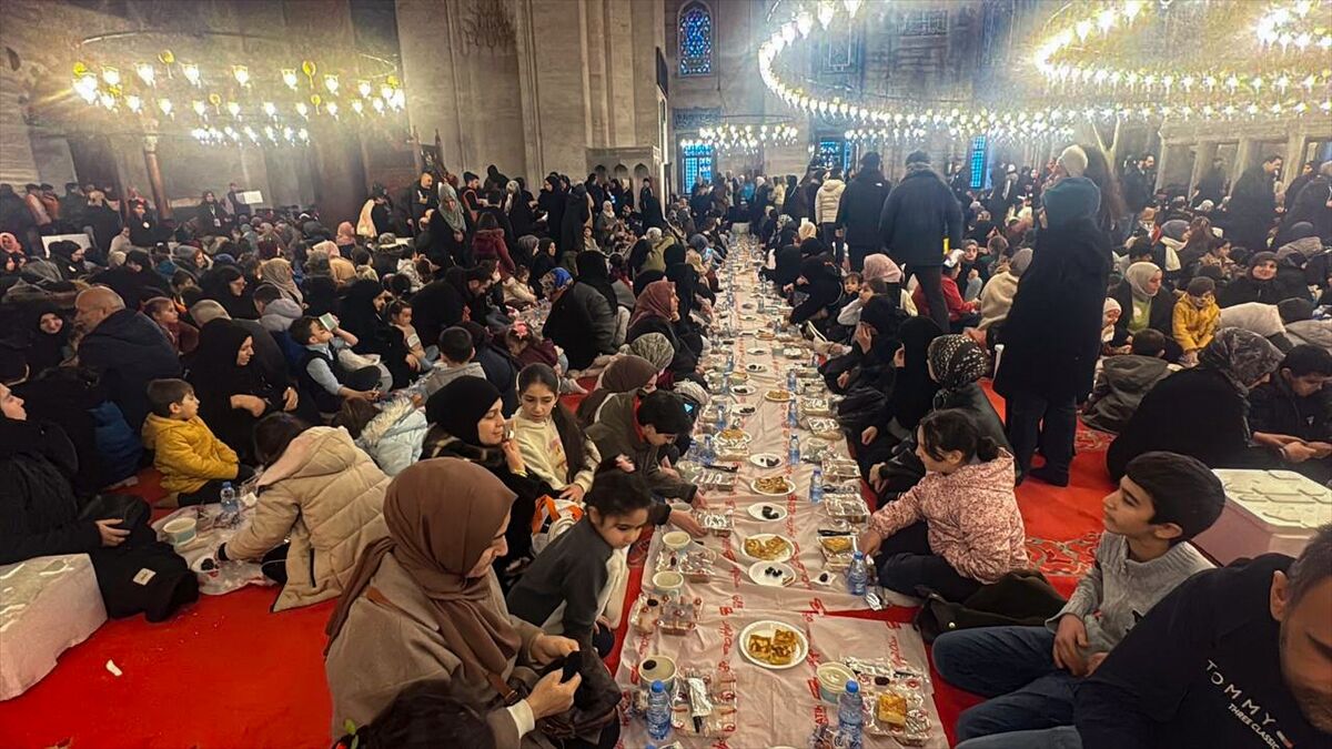 İstanbul'da çocuk iftarı programı düzenlendi
