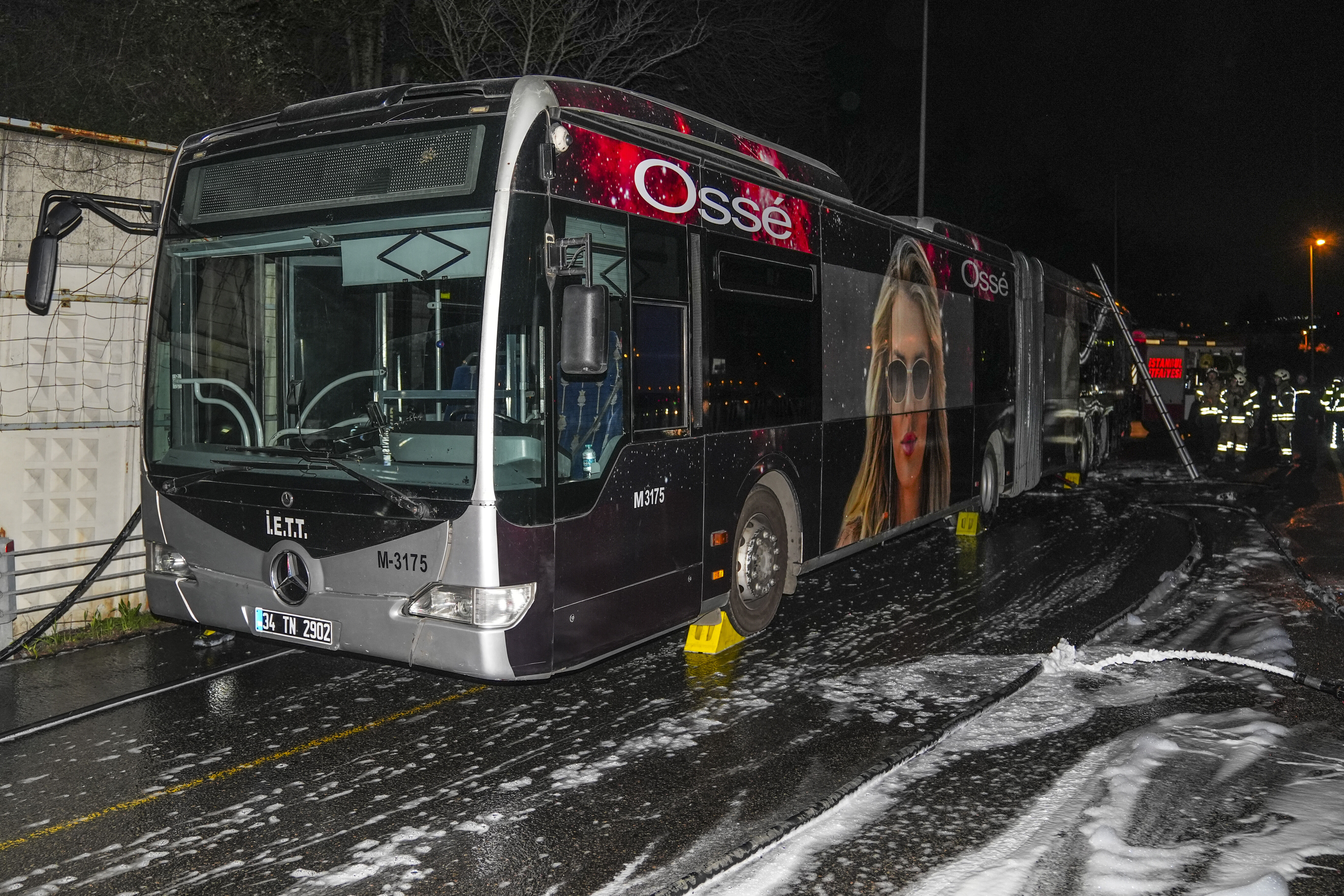 İstanbul'da seyir halindeki metrobüste çıkan yangın söndürüldü