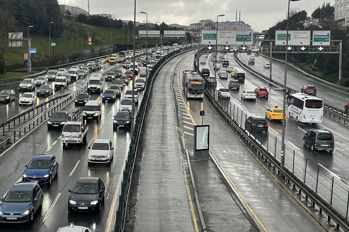 İstanbul'da trafik yoğunluğu yaşanıyor