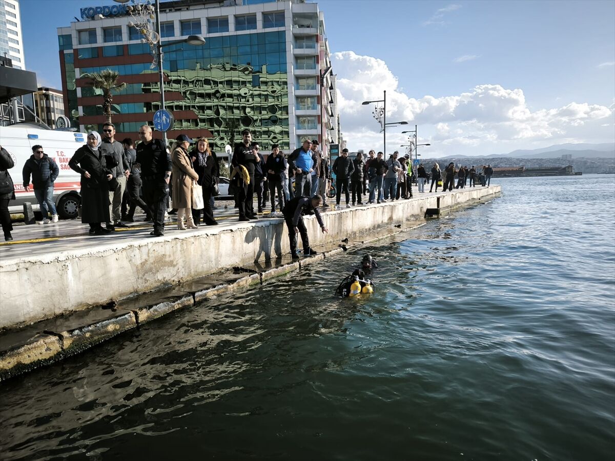 İzmir'de akülü tekerlekli sandalyesiyle denize düşen engelli kişiyi deniz polisi kurtardı