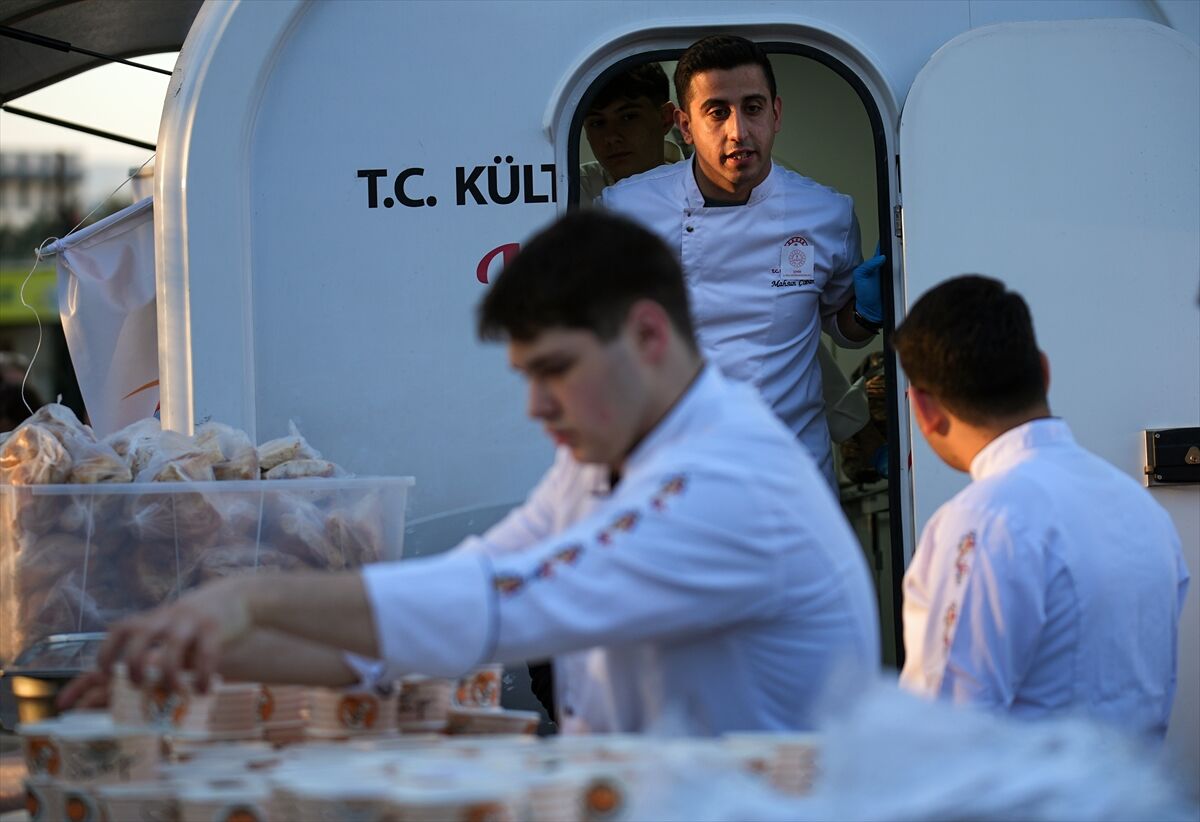 İzmir'de lise öğrencileri iftara yetişemeyenlere kendi yaptıkları yemekleri dağıttı