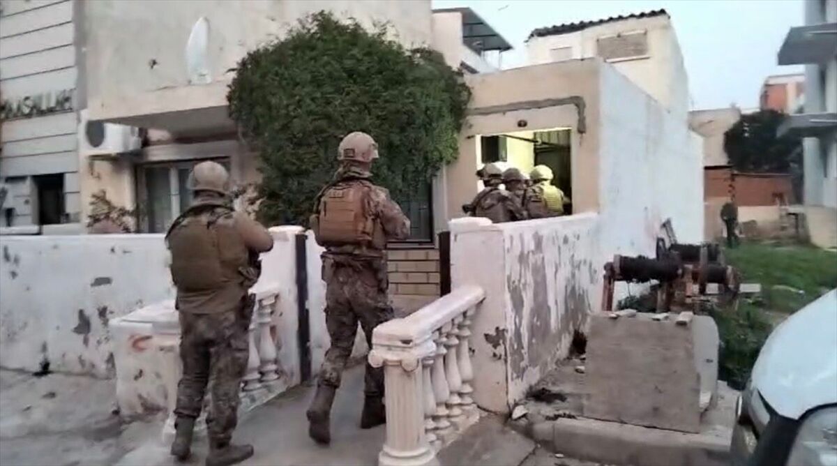 İzmir'de silahlı saldırı şüphelisi 2 kişi tutuklandı