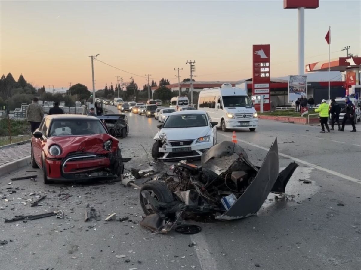 İzmir'de üç otomobilin karıştığı kazada 1'i çocuk 3 kişi yaralandı