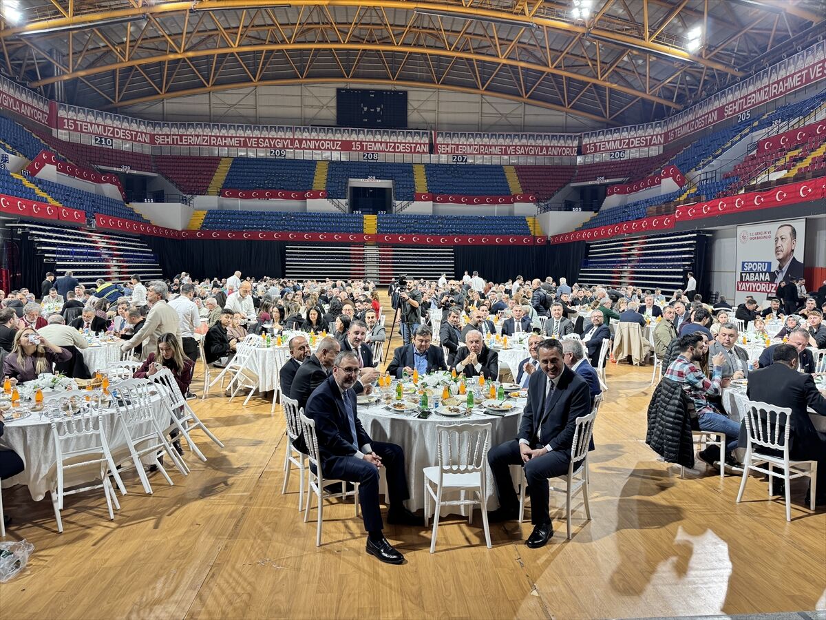 İzmir'de yaşayan Manisalılar, iftar programında bir araya geldi