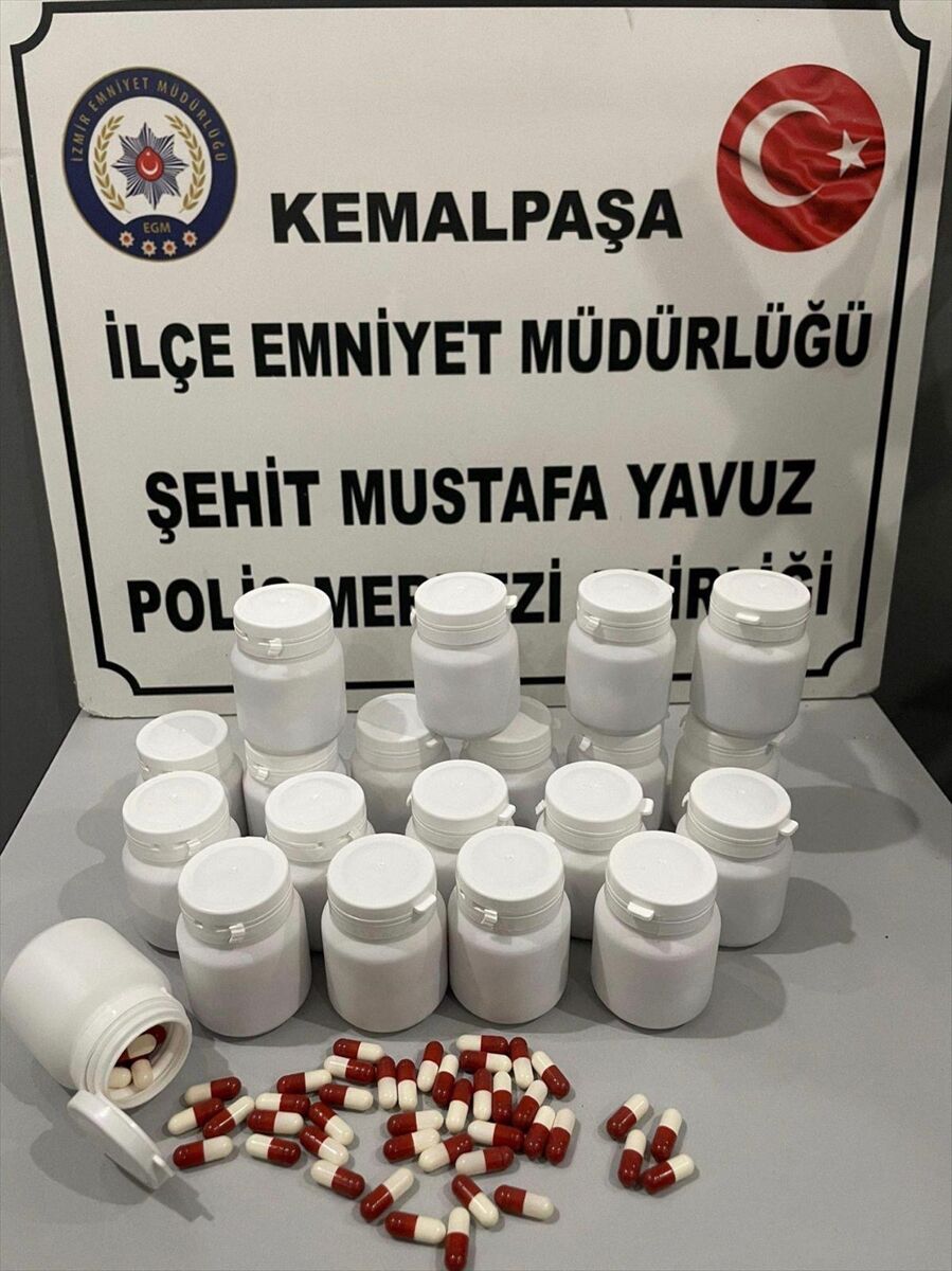 İzmir'de yolcu minibüsünde uyuşturucuyla yakalanan 2 zanlı tutuklandı