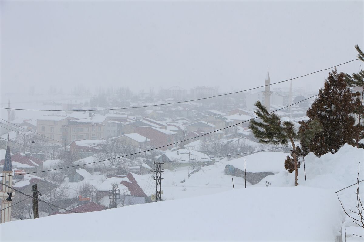 Karlıova'da kar yağışı nedeniyle 25 köye ulaşım sağlanamıyor