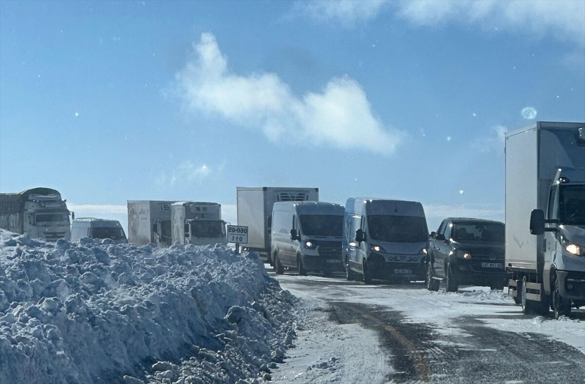 Kars-Göle kara yolunda yoğun tipi nedeniyle mahsur kalan araçlar kurtarıldı