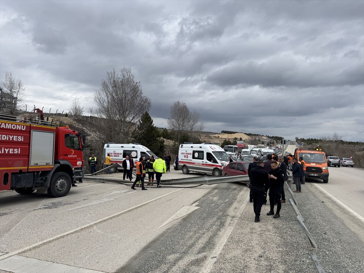 Kastamonu'da devrilen hafriyat kamyonunun sürücüsü yaralandı